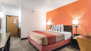 Deluxe Room, 1 King Bed, Non Smoking, Hot Tub