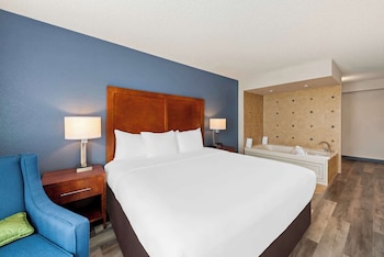 Suite, 1 King Bed with Sofa Bed, Non Smoking with Hot Tub