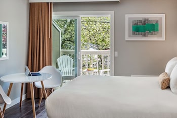 Deluxe Room, 2 Queen Beds, Non Smoking, Patio