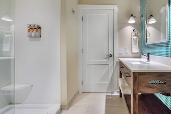 Deluxe Room, 1 King Bed, Non Smoking, Patio