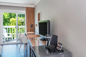 Deluxe Room, 1 King Bed, Non Smoking, Patio