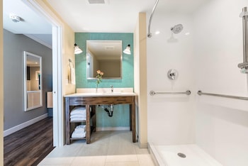 Room, 1 King Bed, Accessible, Non Smoking (Roll-In Shower)