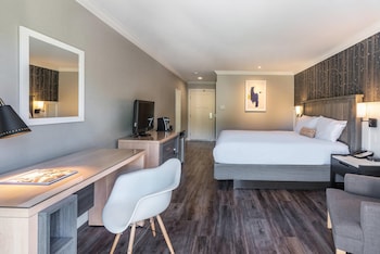 Deluxe Room, 1 King Bed, Non Smoking, Patio