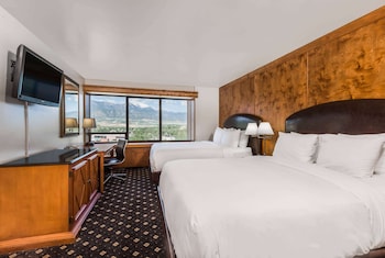 Room, 2 Queen Beds, Non Smoking, Mountain View