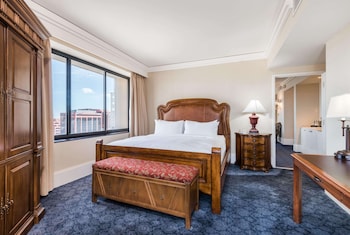 Suite, 1 King Bed with Sofa bed, Non Smoking (Downtown View, 1 Bedroom, Governors)