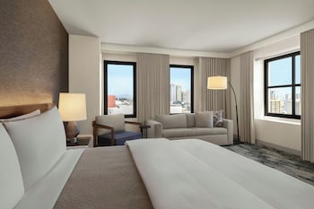 Junior Suite, 1 King Bed, Bay View (Balcony)