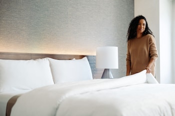 Deluxe Room, 1 King Bed (Mobility/Hearing Accessible, Tub)