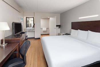 Room, 1 King Bed, Accessible, Non Smoking (Mobility, Bathtub w/Grab Bars)