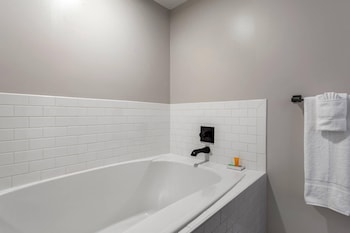 1 King Bed, Suite, Nonsmoking, Upgrade