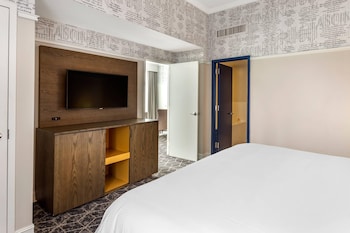 1 King Bed, Suite, Nonsmoking, Upgrade