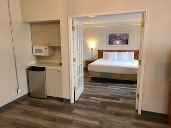 Deluxe Suite, 1 King Bed, Non Smoking
