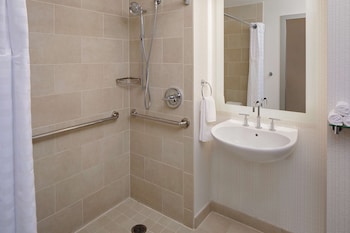Room, 2 Queen Beds, Accessible (Roll-In Shower)