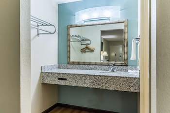 Deluxe Room, 1 King Bed, Non Smoking, Hot Tub