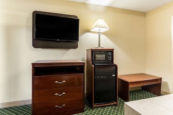 Deluxe Room, Multiple Beds, Non Smoking, Refrigerator & Microwave