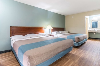 Deluxe Room, 2 Queen Beds, Non Smoking, Refrigerator & Microwave