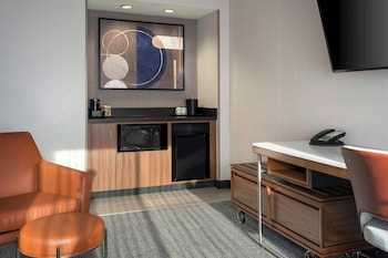 Suite, 1 King Bed with Sofa bed (Mobility/Hearing Accessible, Tub)