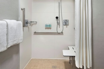 Room, 2 Queen Beds (Mobility/Hearing Access, Roll-in Shwr)