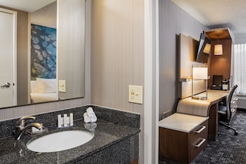 Room, 1 King Bed (Mobility/Hearing Access, Roll-In Shwr)