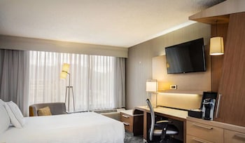 Room, 1 King Bed (Mobility/Hearing Access, Roll-In Shwr)