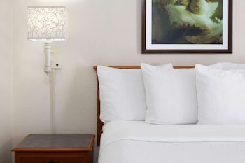 Room, 1 King Bed, Accessible, Non Smoking (Mobility/Hearing Impaired Accessible)