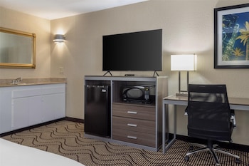 Standard Room, 1 King Bed, Non Smoking, Jetted Tub