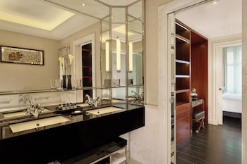 Grand Room, 1 King Bed