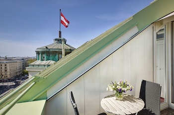 Suite, 1 King Bed, Non Smoking, Balcony (Junior Suite, Large Balcony)