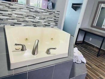 Suite, 1 Queen Bed, Non Smoking, Refrigerator