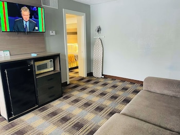 Suite, 1 King Bed, Non Smoking, Kitchenette