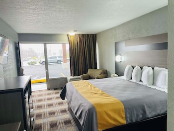 Room, 1 King Bed, Smoking