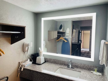 Suite, 1 King Bed, Non Smoking, Kitchenette