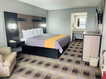 Room, 1 King Bed, Smoking