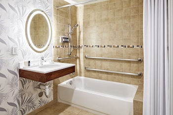 Classic Room, 1 King Bed, Accessible Bathtub, Bathtub