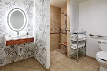 Classic Room, 2 Queen Beds, Roll-in Shower