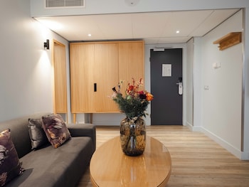 Signature Suite, 1 King Bed, City View