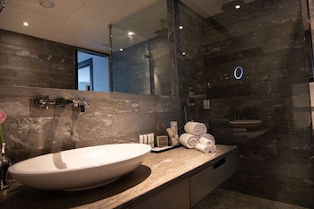 Suite, 1 King Bed, City View