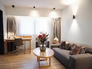 Signature Suite, 1 King Bed, City View