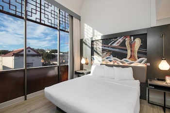 Suite, 1 King Bed, Accessible, Refrigerator (Walk-in Shower)