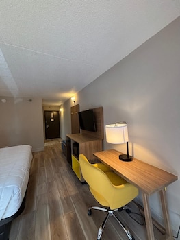 Room, 1 King Bed, Mobility Accessible, Non Smoking (Roll-in Shower)