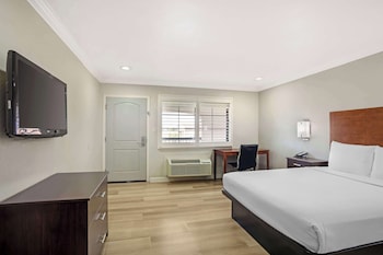 Standard Room, 1 King Bed, Accessible, Non Smoking