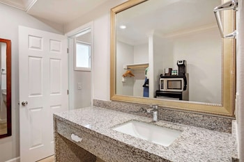 Standard Room, 1 Queen Bed, Non Smoking, Refrigerator & Microwave