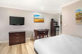 Standard Room, 1 King Bed, Accessible, Non Smoking