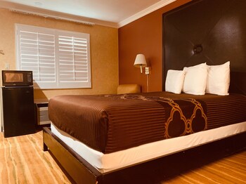 Standard Room, 1 Queen Bed
