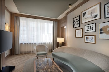 Suite, 1 King Bed, Corner