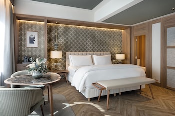 Suite, 1 King Bed with Sofa bed, Corner