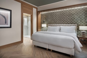 Suite, 1 King Bed with Sofa bed, Corner