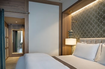 Suite, 1 King Bed with Sofa bed, Corner