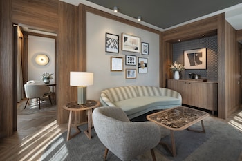 Suite, 1 King Bed, Corner