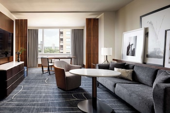 Deluxe Suite, 1 Bedroom, Corner (High Floor)