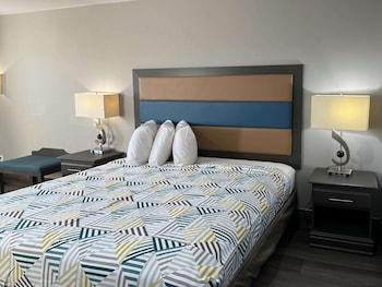 Deluxe Room, 1 King Bed, Smoking, Refrigerator & Microwave